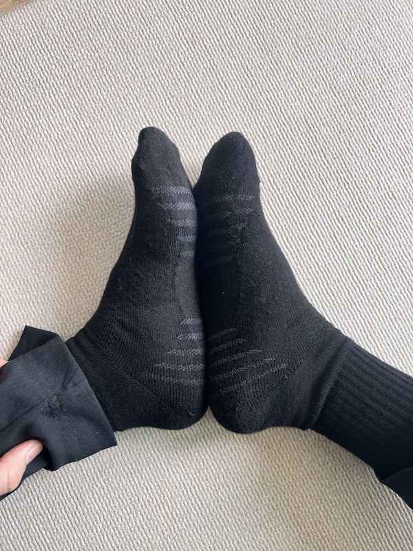 착용한 다이소 러닝 양말 착용 사진