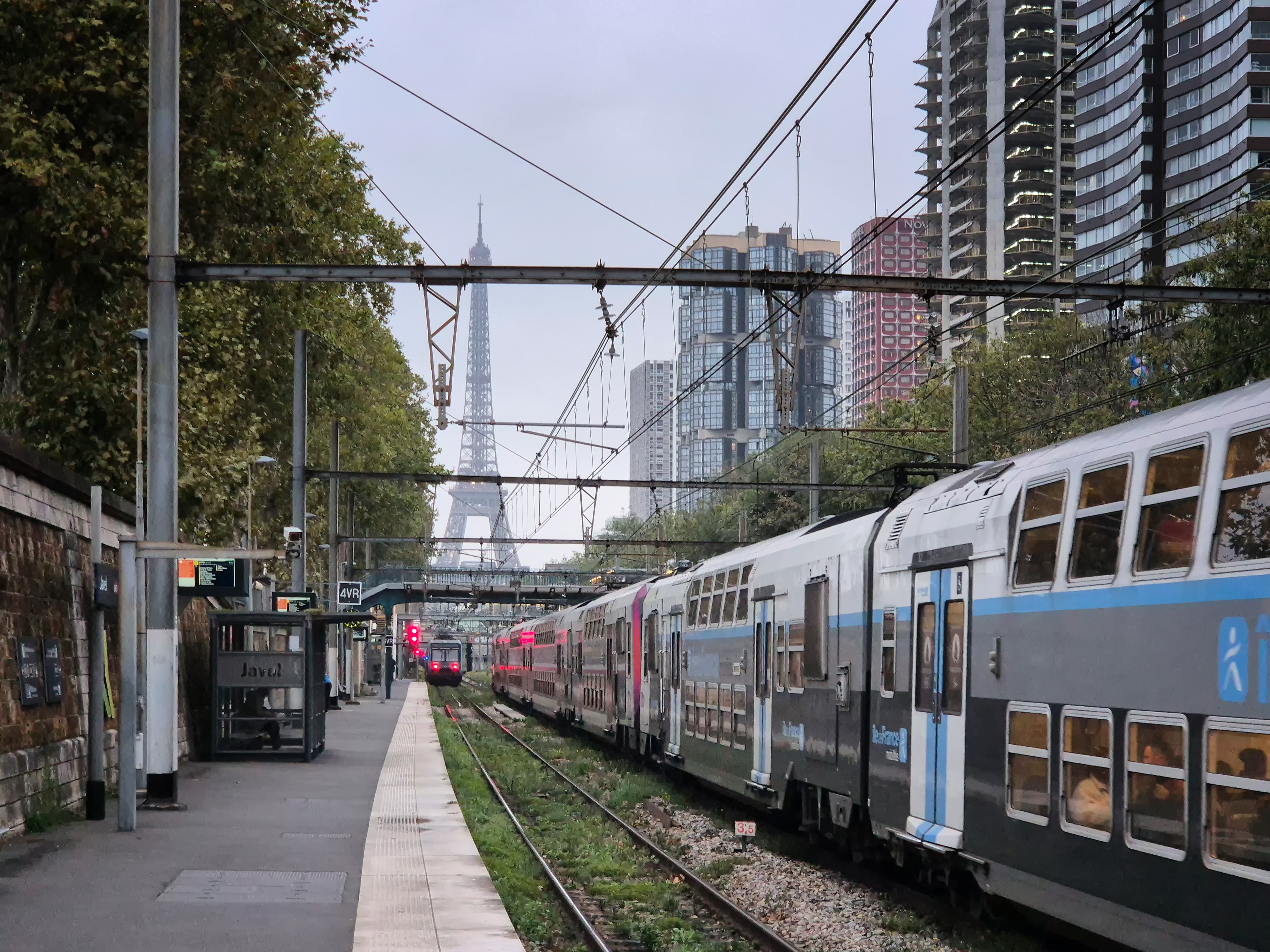 에펠탑이 보이는 파리 자벨(Javel) 기차역 아침 풍경 무료이미지