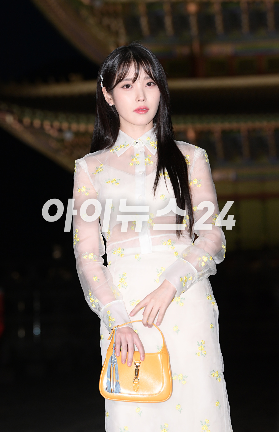 '눈부신 미모의 기부천사'</b> 가수 겸 배우 아이유가 16일 오후 서울 경복궁에서 진행된 구찌(Gucci) 2024 크루즈 패션쇼에 참석하고 있다. [사진=정소희 기자]