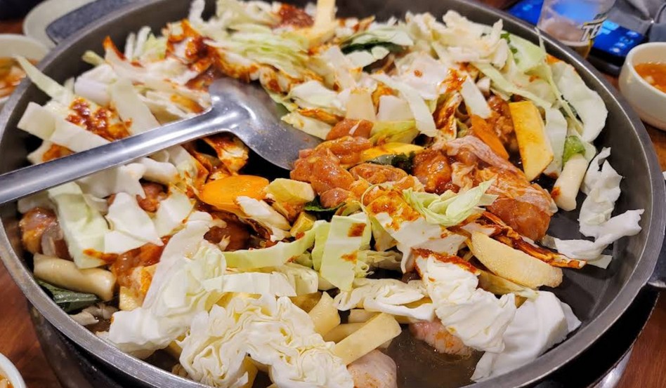 황리단길에서 5분, 경주 운수대통 닭갈비의 따뜻한 맛과 공간