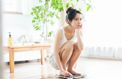 체중을 확인하는 여성