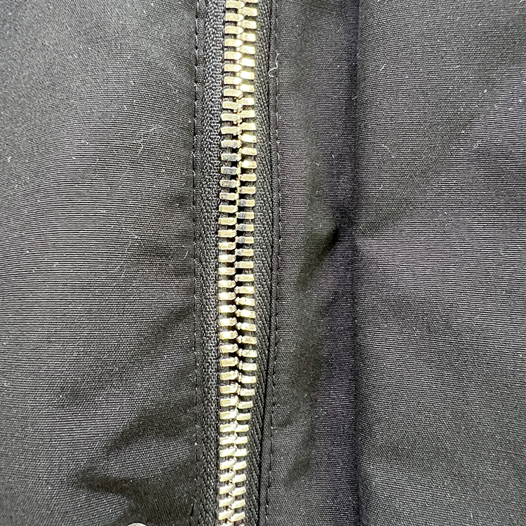 지퍼를 올렸으나 벌어진 사진