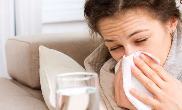 콧물을-닦아내고-있는-여성