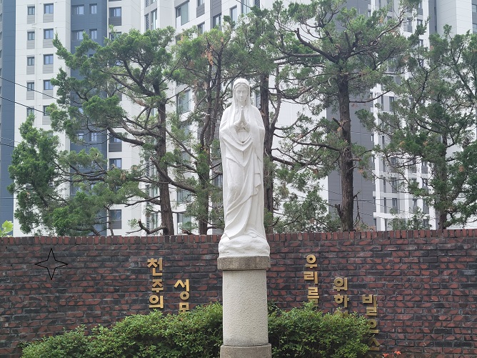 춘천 소양로성당 성모상