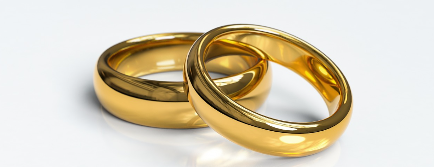 금으로 된 커플링 사진으로 결혼을 의미 함