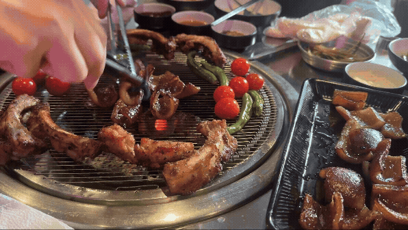 강남쪽갈비 논현점에서 돼지껍데기가 쪽갈비와 함께 구워지는 gif