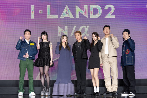 가수 태양, 프로듀서 24, VVN, 댄서 모니카, 리정, 김신영 PD, 이창규 PD가 12일 서울 성동구 에스팩토리 D동에서 열린 Mnet 새 오디션 프로그램 '아이랜드2(I-LAND2): N/a' 제작발표회에서 포즈를 취하고 있다. [사진=Mnet]