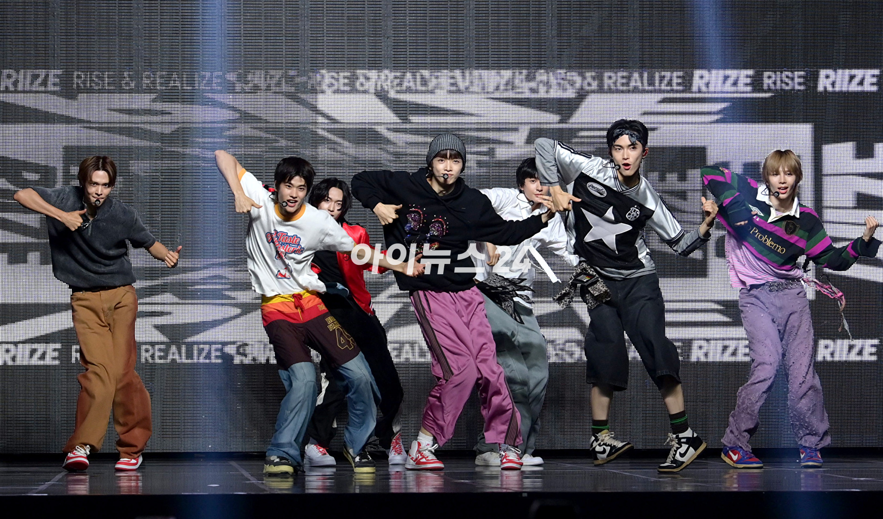 그룹 라이즈(RIIZE)가 4일 오후 서울 용산구 한남동 블루스쿼어에서 열린 라이즈 데뷔 앨범 쇼케이스 &#39;RIIZING DAY: RIIZE Press Premiere&#39;에 참석하고 있다. [사진=정소희 기자]