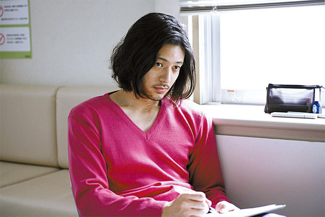 영화 도쿄타워 장면, 창가에 앉아 사색하는 남자 주인공의 고독한 시선