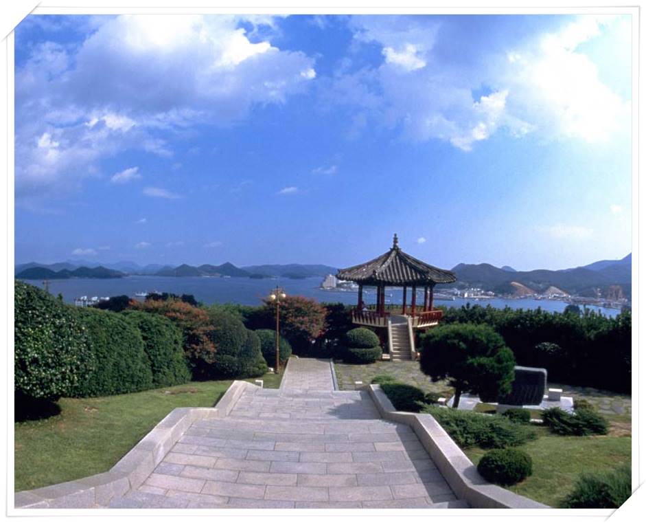 남망산 조각공원의 정자 모습입니다.