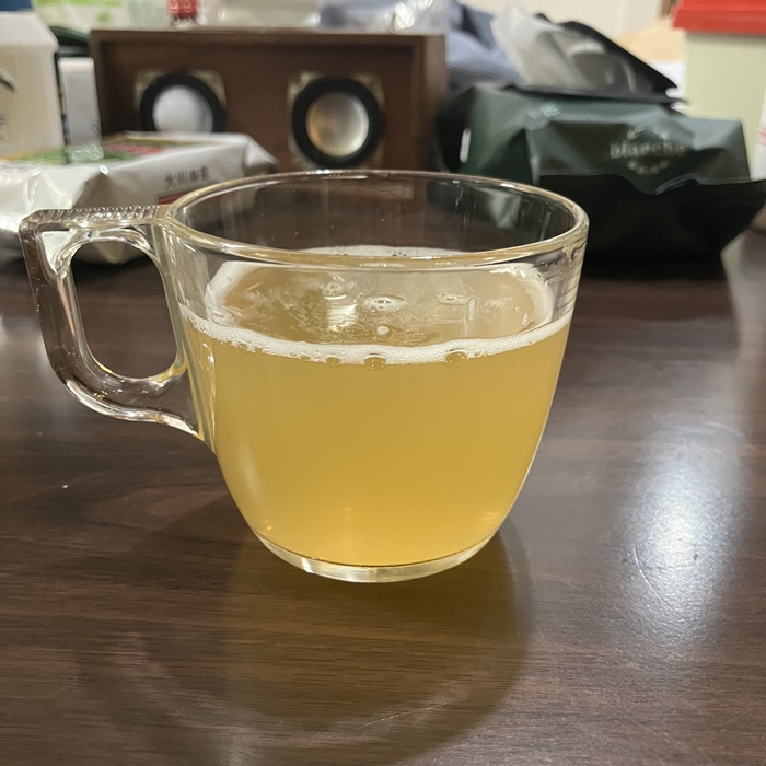 유통기한이 지난 블랑 1664 맥주를 투명 유리잔에 따른 모습｜밝은 밀맥주 특유의 색상과 거품 확인 가능