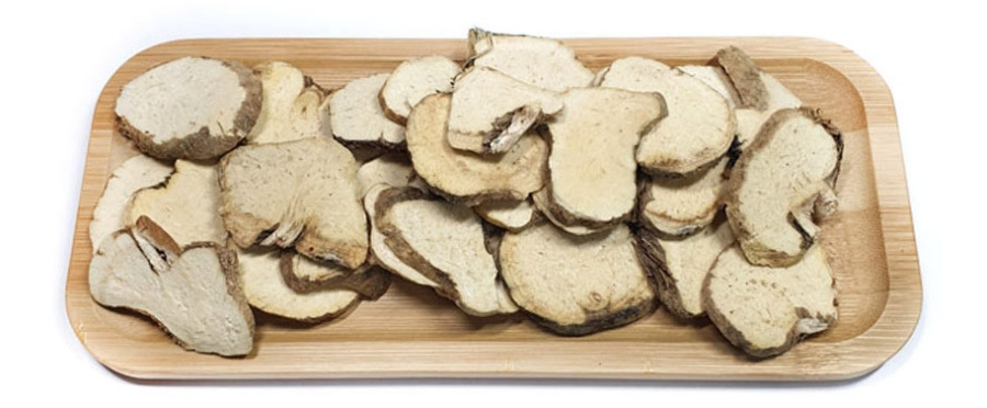 야생에서 채취를 한 택사를 깨끗하게 세척한 후에 편으로 썰어 놓은 것을 하얀 바닥 위에 네모난 나무 접시 위에 가득 담아두고 찍은 사진