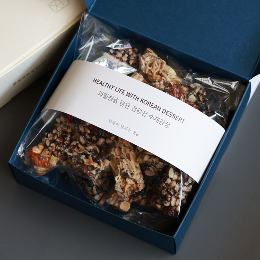 수제강정이 상자에 포장된 사진