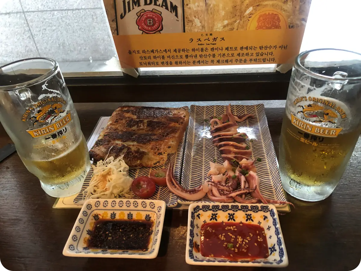 을지로-라스베가스-식당-1층-내부-오징어-만두-메뉴