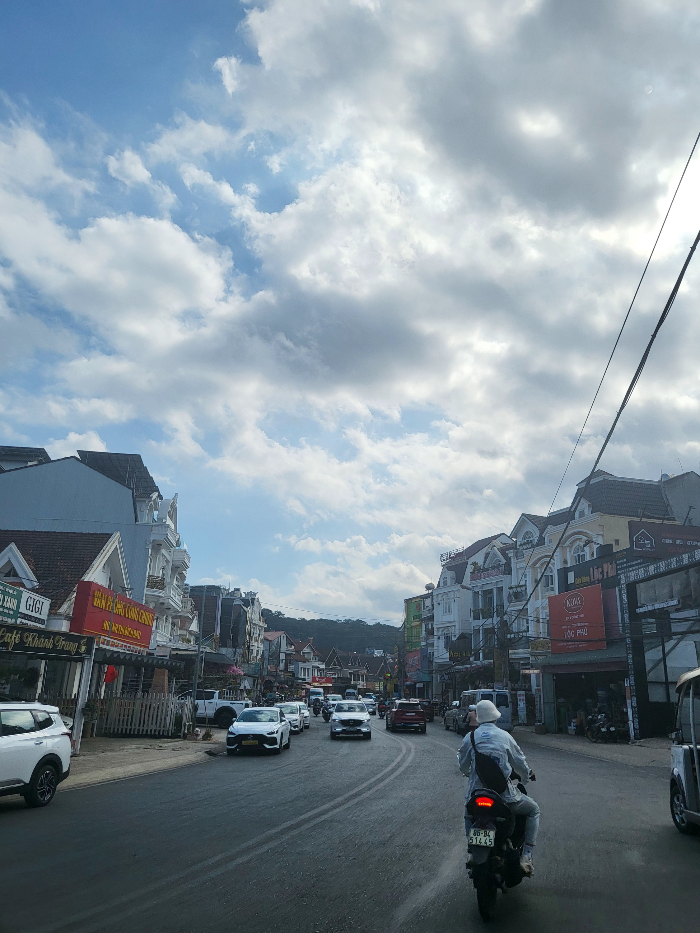 달랏역 근처 도로와 상점 모습