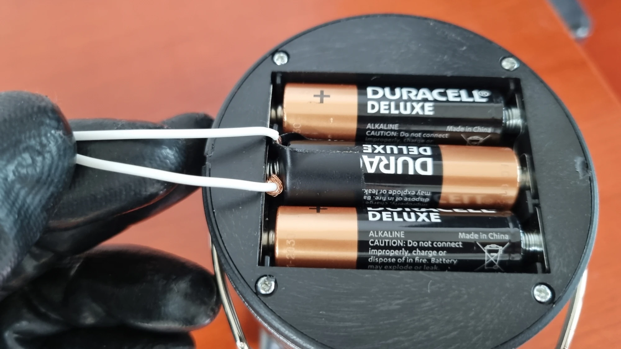 전선 구분하는 도구 만드는 모습