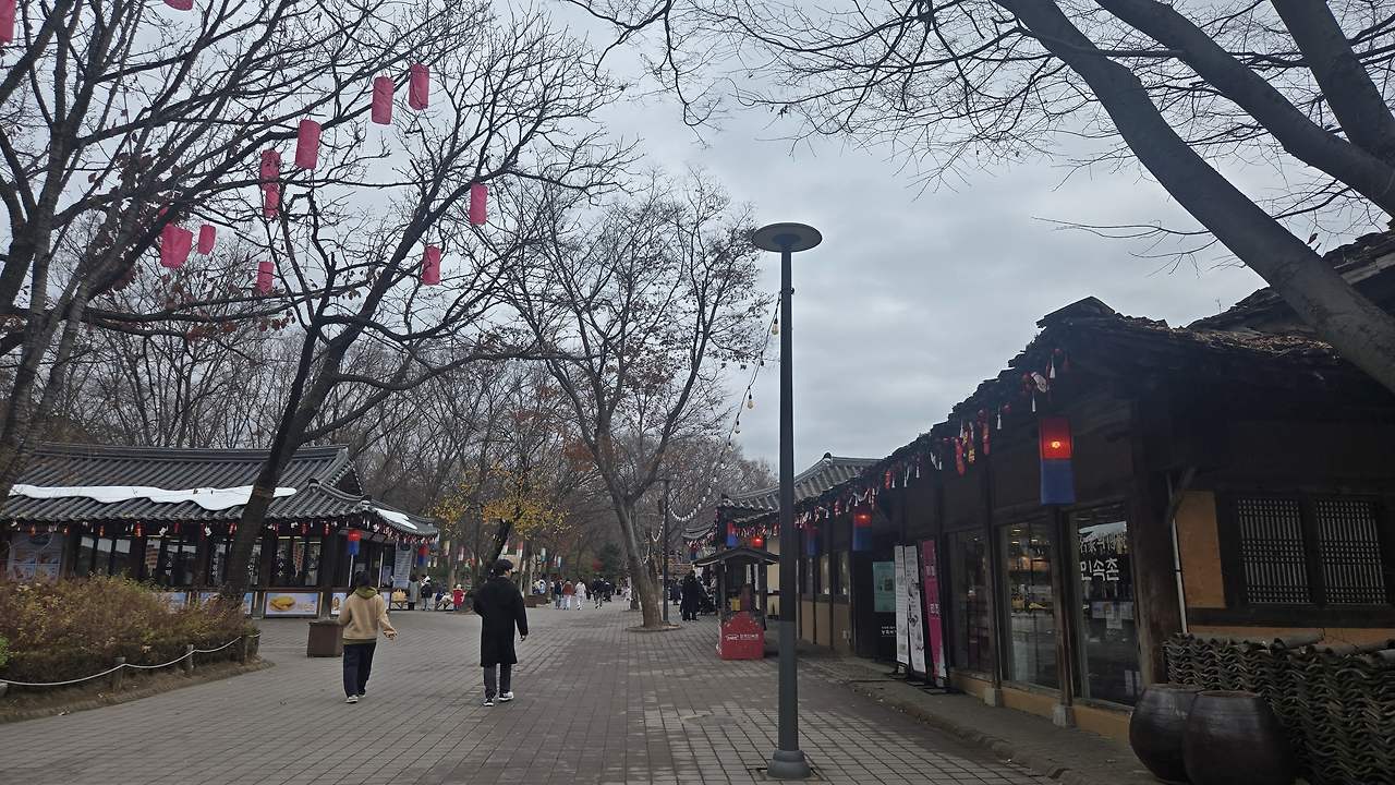 한옥 뒤편의 작은 길 많은 관람객이 눈치채지 못하는 길이라 걸을 때마다 발걸음이 가볍습니다