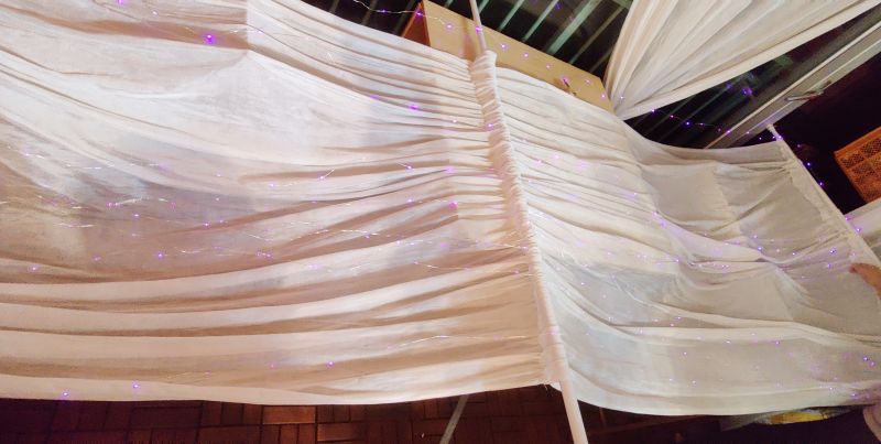 led와이어 조명 핑크색을 왔다갔다하며 마끈에 고정시켜줌