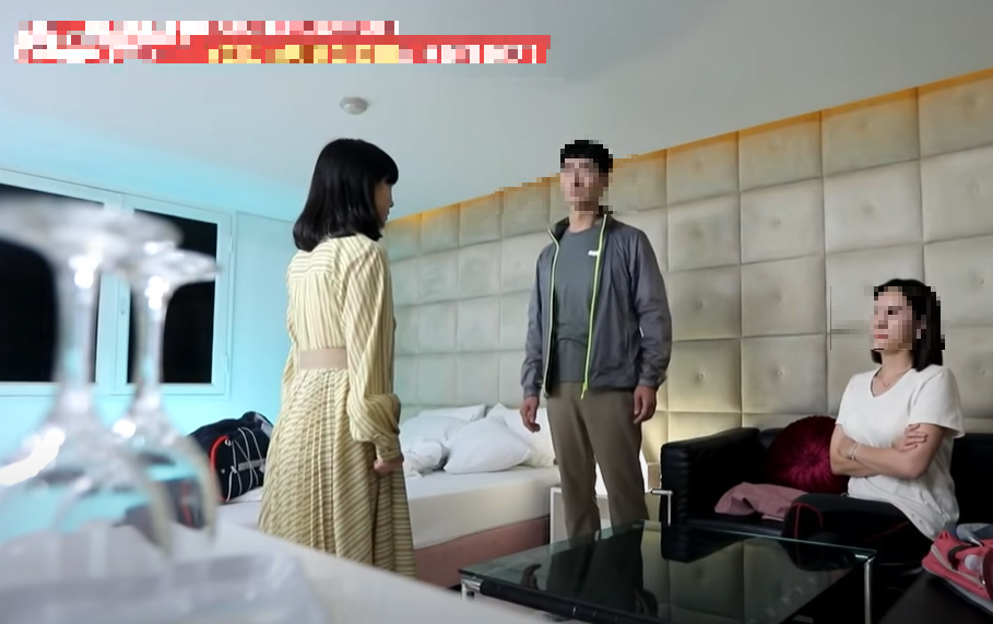 드라마 속에 묘사된 외도 현장으로, 상간녀가 팔장을 낀 채 뻔뻔한 모습으로 묘사되어 있습니다.