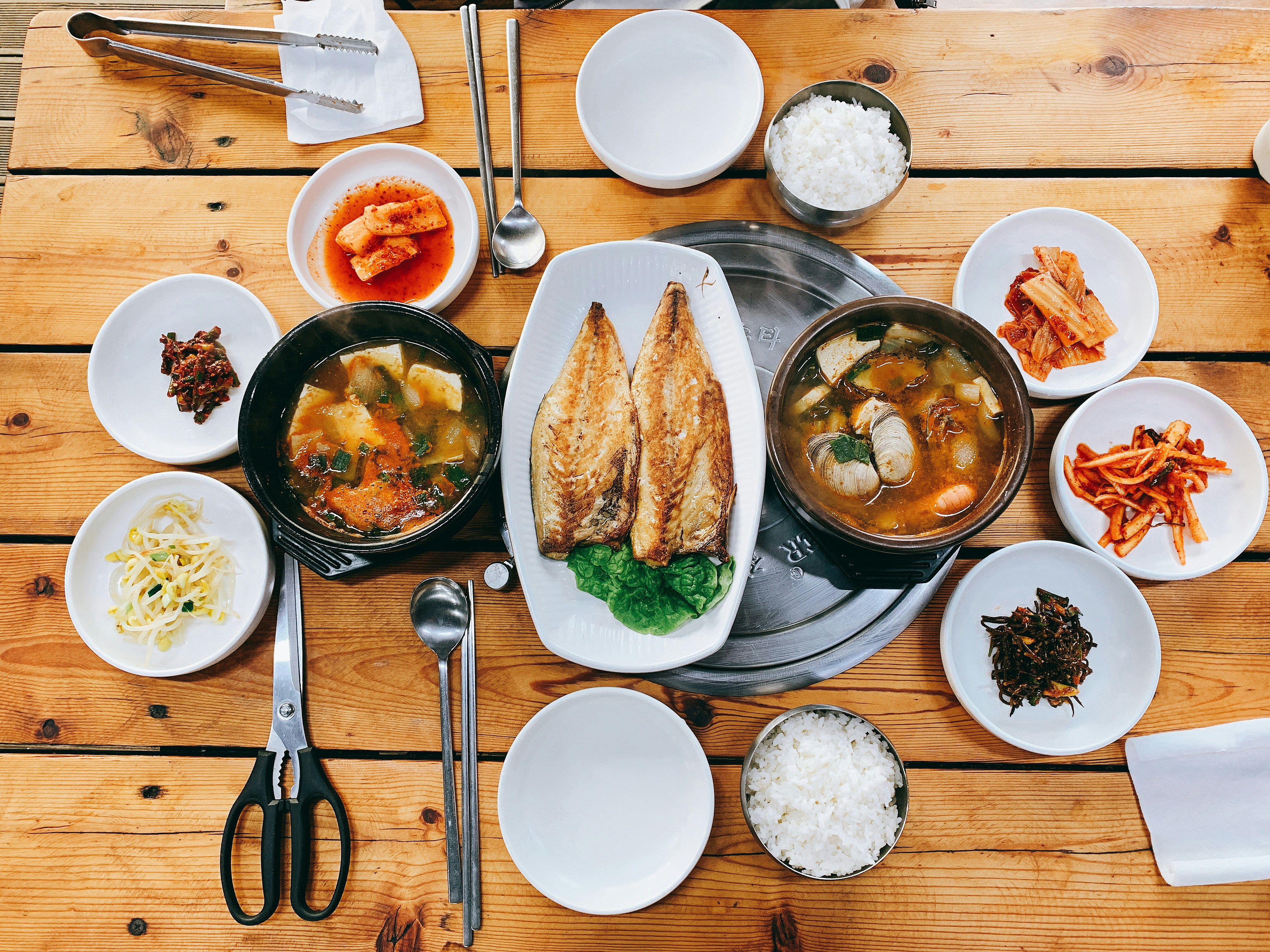 한국 밥상 흰쌀밥, 생선, 국, 다수의 반찬