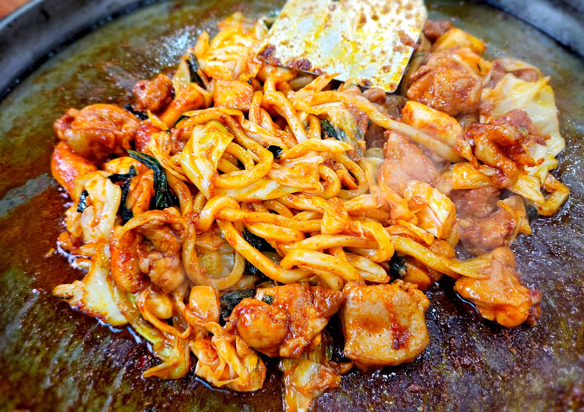 강원도-춘천시-학곡리닭갈비-볶는과정-우동사리