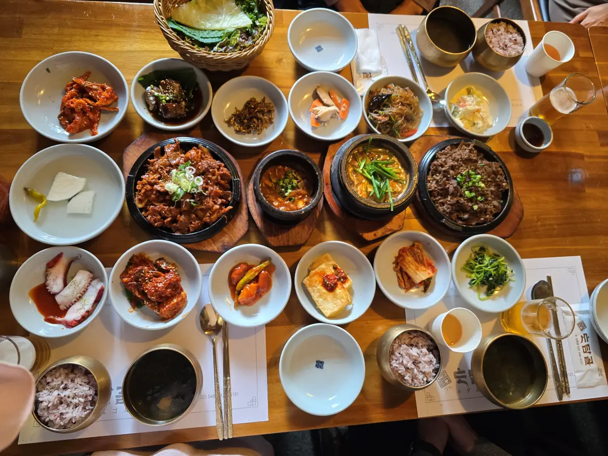 토담골 정식 서빙 후 음식들 사진