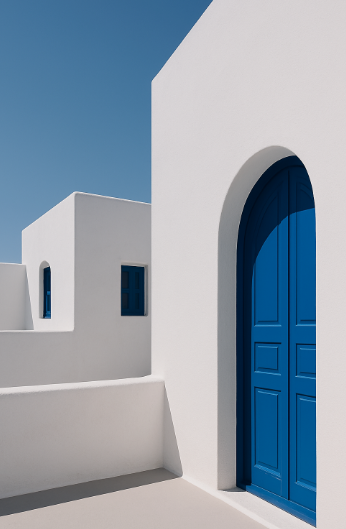 그리스 산토리니의 백색 벽과 푸른 창이 만든 미니멀리즘 미학