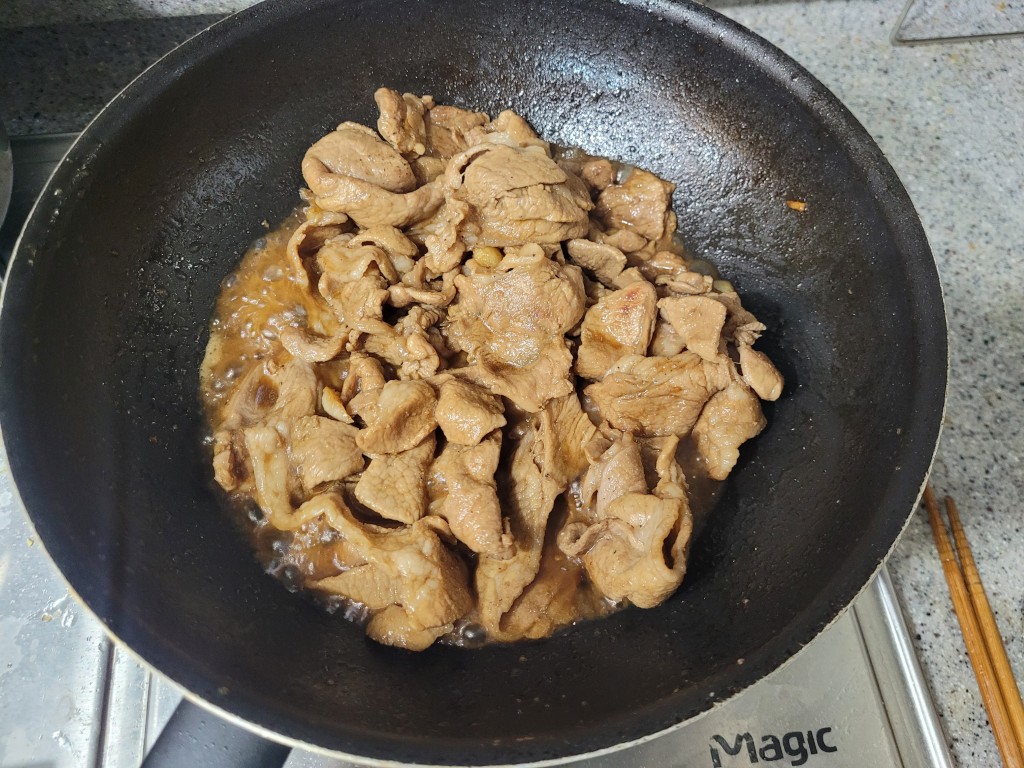 간장 넣어 불향을 내는 제육볶음 고기 볶는 과정