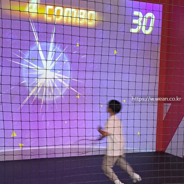 소년이 랠리볼을 치고 있다.