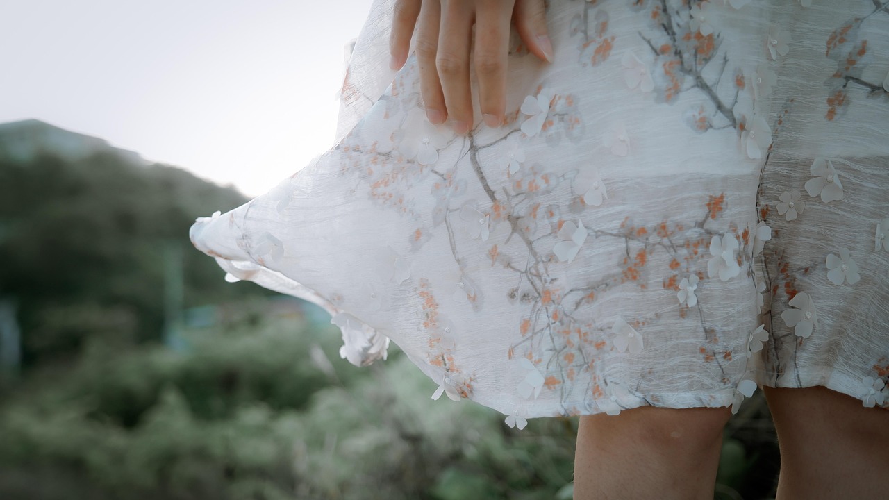 봄날 화이트 스커트 입은 여성 사진