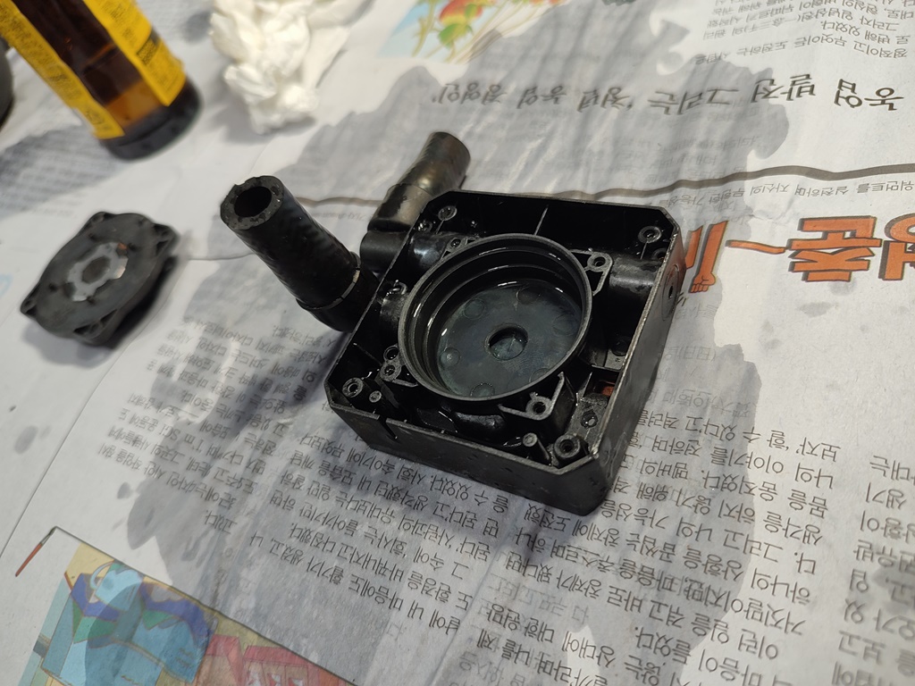 모터를 분해해보고 있습니다.