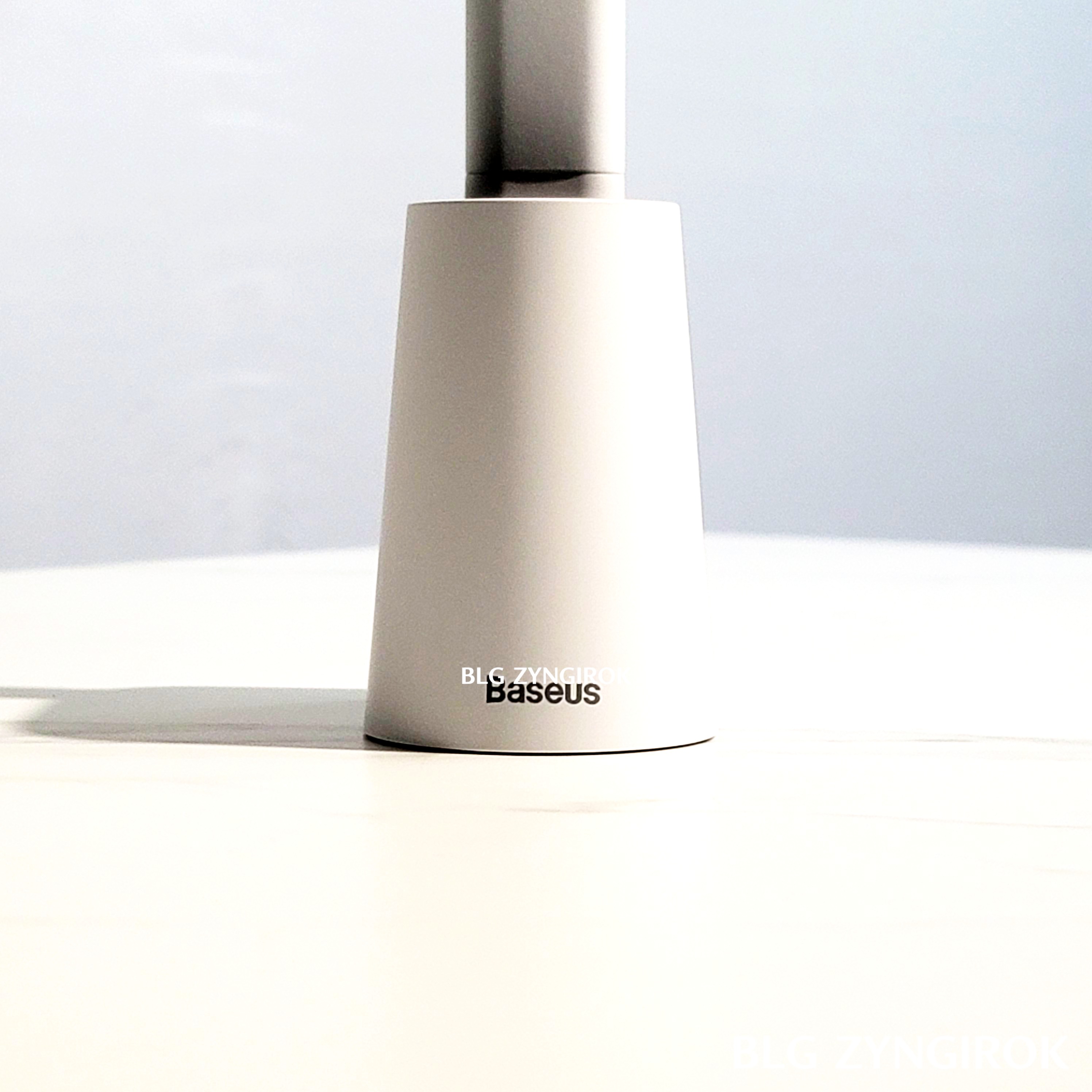 Baseus 데스크 LED 램프 받침대 모습으로&amp;#44; Baseus 로고가 새겨져 있다.