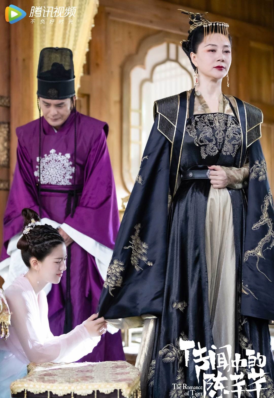 전문중적천천-황제의 옷자락 잡고 사정하는 조로사 모습