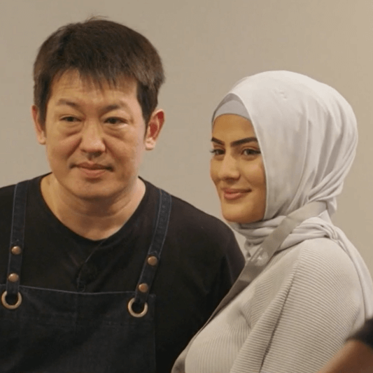 부산촌놈 in 시드니 4회, 넷플릭스맨 허성태의 인기가 높다. 카페에서 고객과 사진을 찍는 허성태