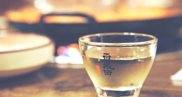 귀밝이술은 예전에는 빚어 마셨다.