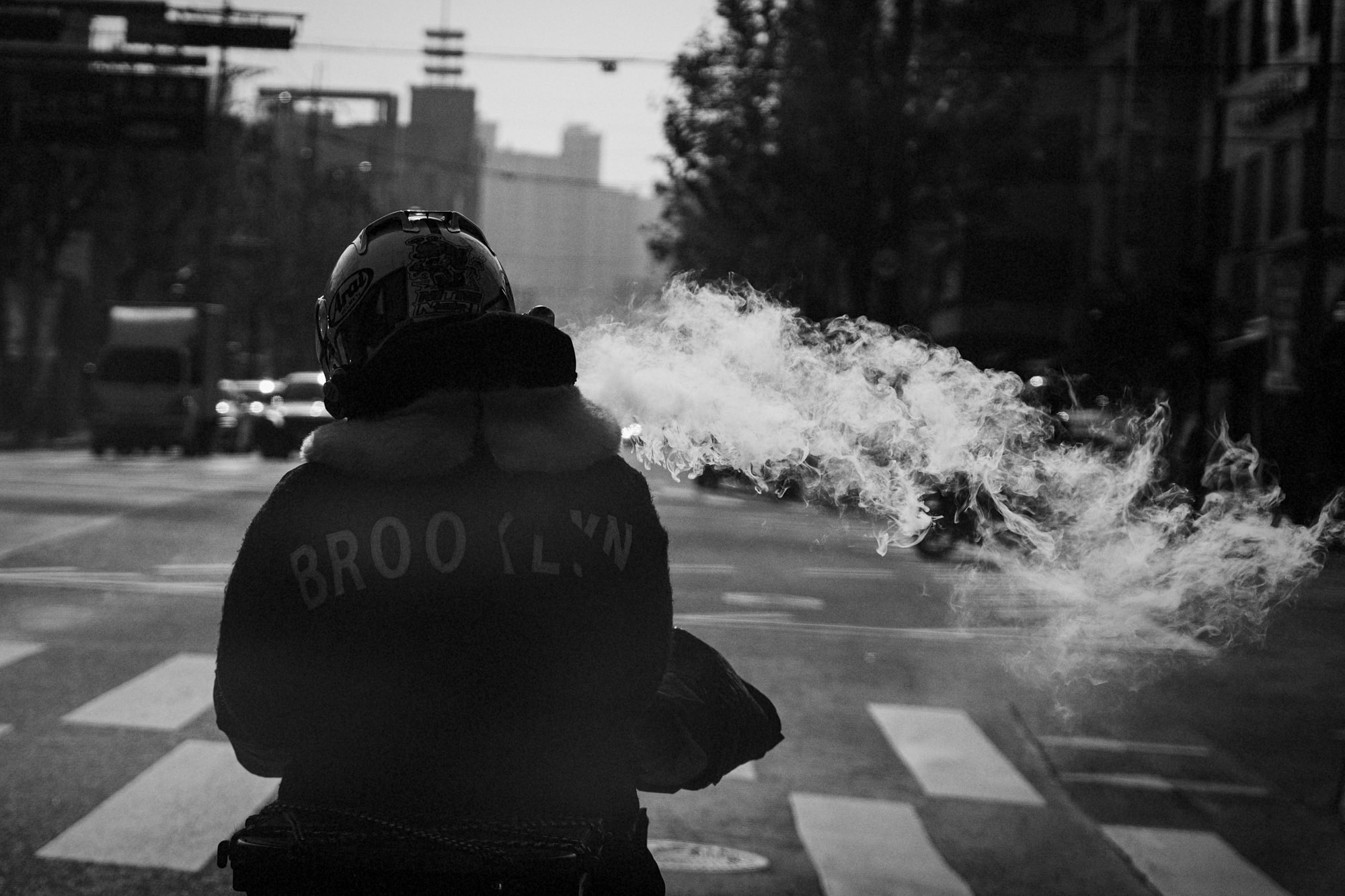 오토바이를 타고 있는 사람과 담배연기, 김중만