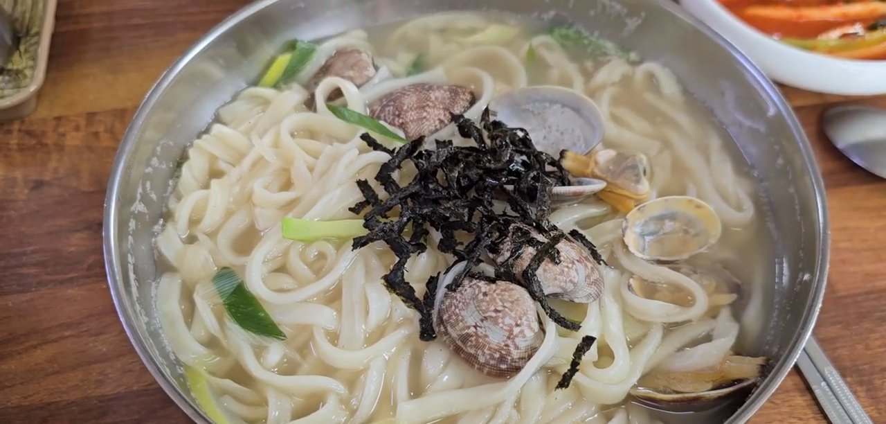 바지락이 들어간 칼국수 클로즈업