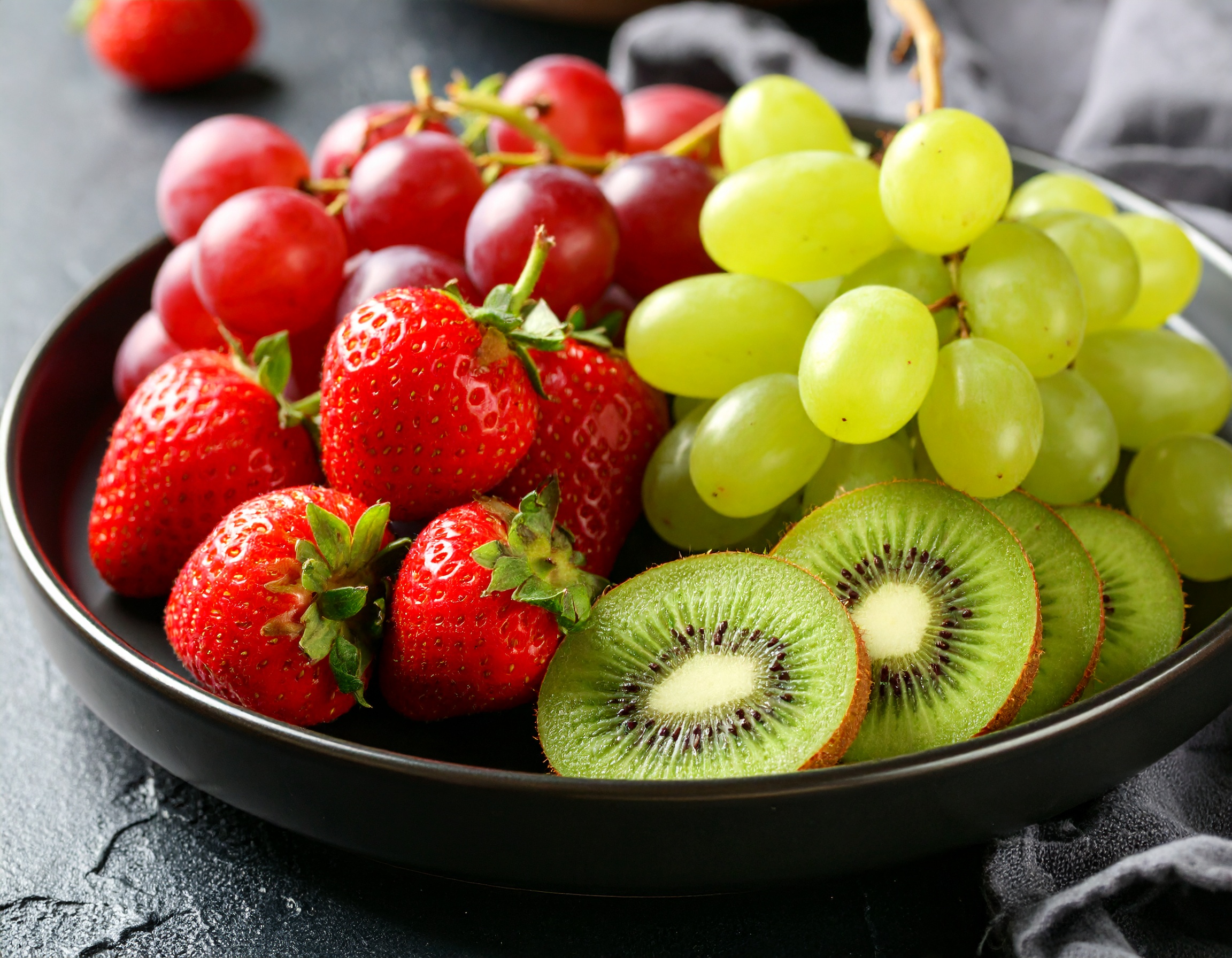 검진 전 피해야 할 과일: 포도, 딸기, 키위 등 씨 있는 과일들