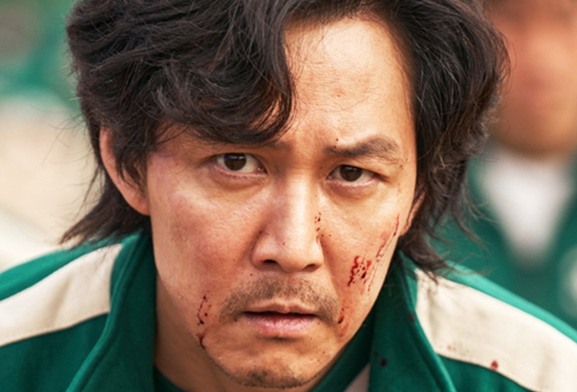 배우 이정재&#44; 오징어 게임 내 화면