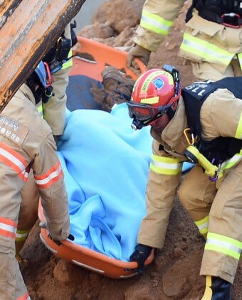 아파트-건축현장에서-옹벽이-무너져-숨진-근로자-시신을-수습하는-소방대원들