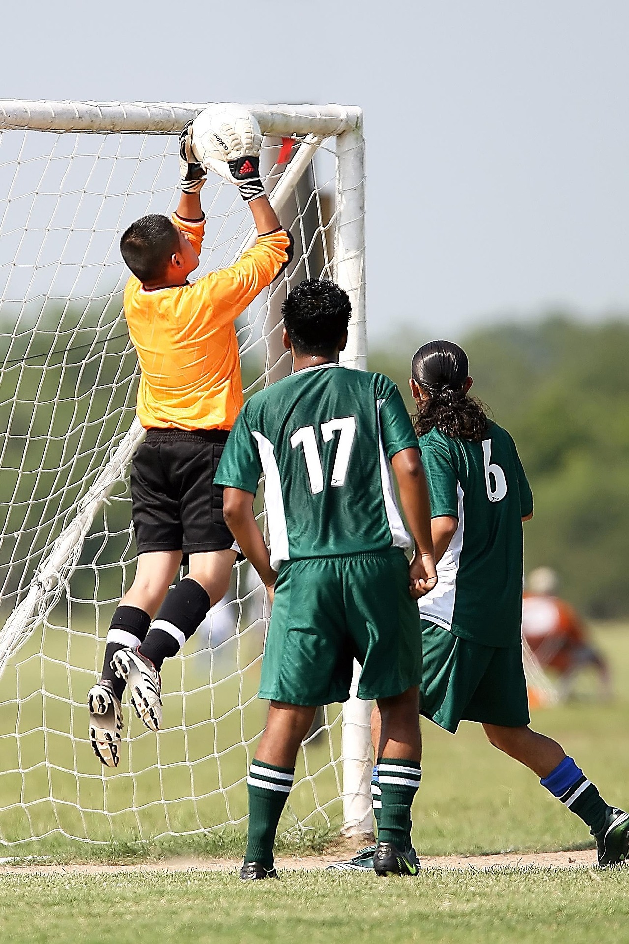 골키퍼가 점프하여 공중볼을 처리하는 장면