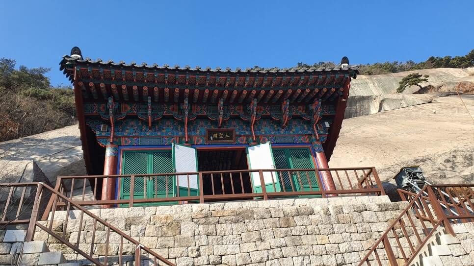 남양주 석천암 : 자연과 수행이 공존하는 조용한 산중 암자 거대한 암벽 아래 흐르는 영험한 샘물