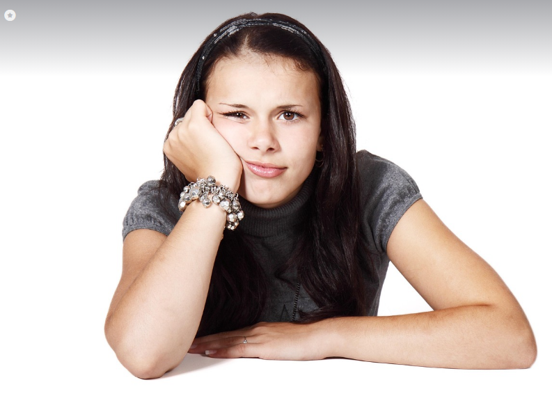 턱을 괴고 앉아있는 해외 여자 청소년