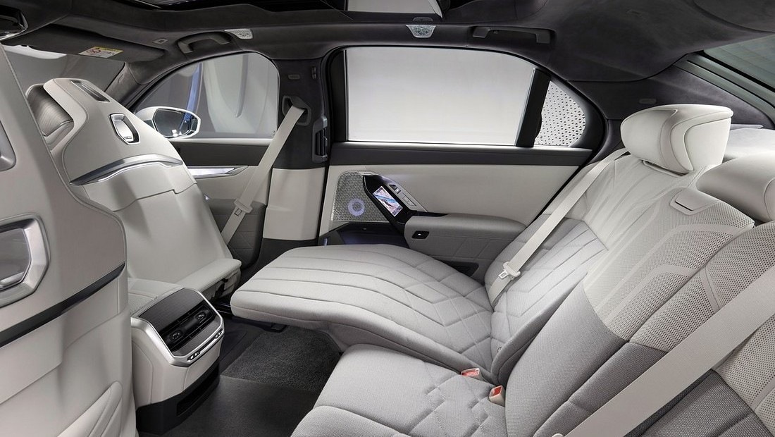 2024년형 BMW i7 xDrive60 2열 릴렉싱 의자