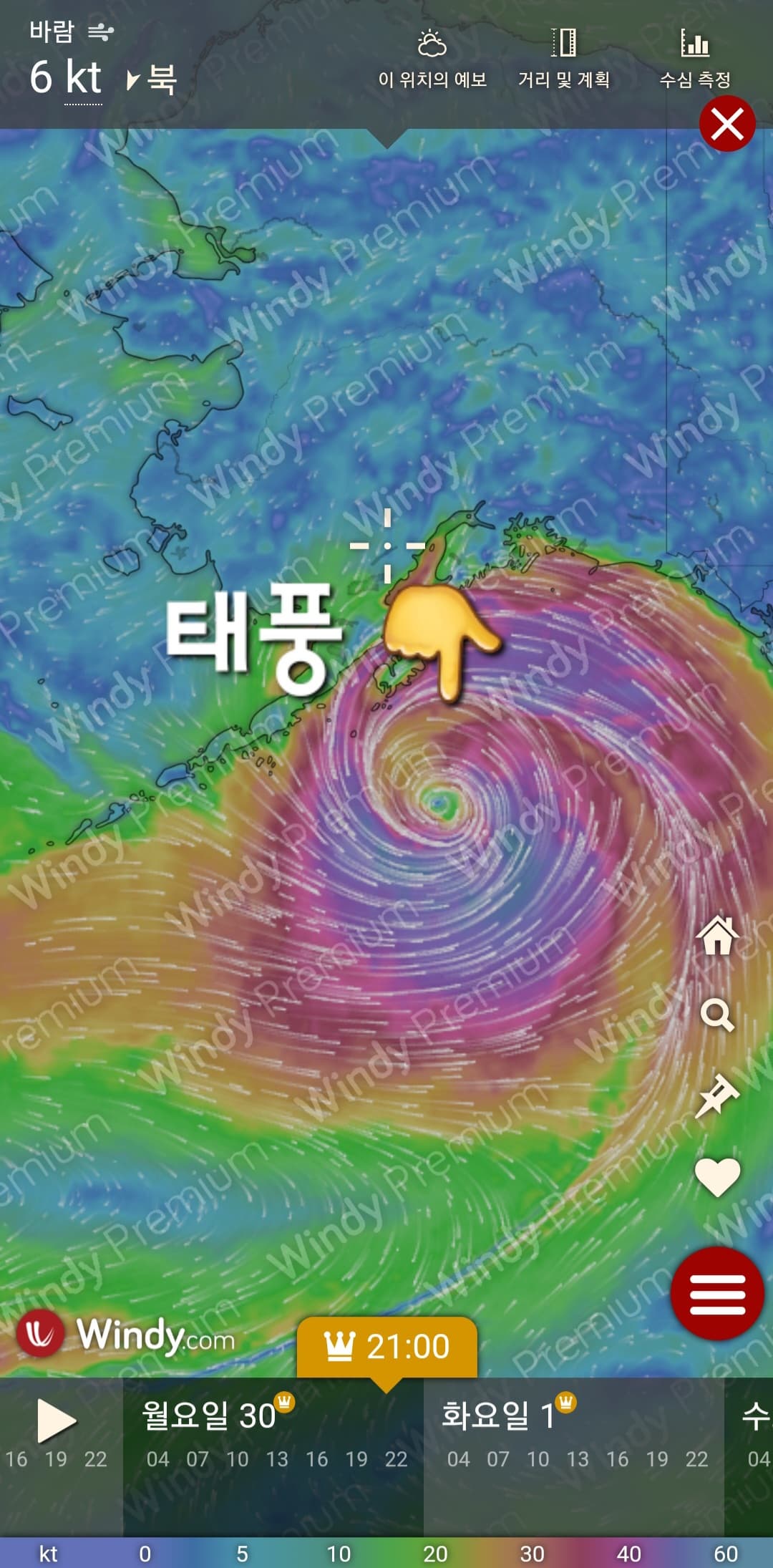 윈디날씨(윈디닷컴)-보는법-안내-추가로,-윈디닷컴을-통해-확인할-수-있는-태풍의-모습은-직관적이면서-시각적으로도-이해하기-쉬워-사진으로-올려봅니다.-아래의-오른쪽-사진에서-볼-수-있듯이,-태풍은-중심부를-둘러싸고-소용돌이치는-거대한-회오리-형태로-나타납니다.-보라색과-붉은색으로-표시된-부분이-강한-바람을-동반한-태풍을-나타내며,-마찬가지로-주변으로-퍼져나가는-바람의-세기가-색상으로-구분되어-있습니다.