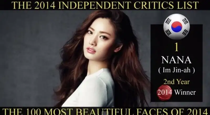 회색을 배경으로 갈색 긴머리에 흰 상의를 입고 있는 나나