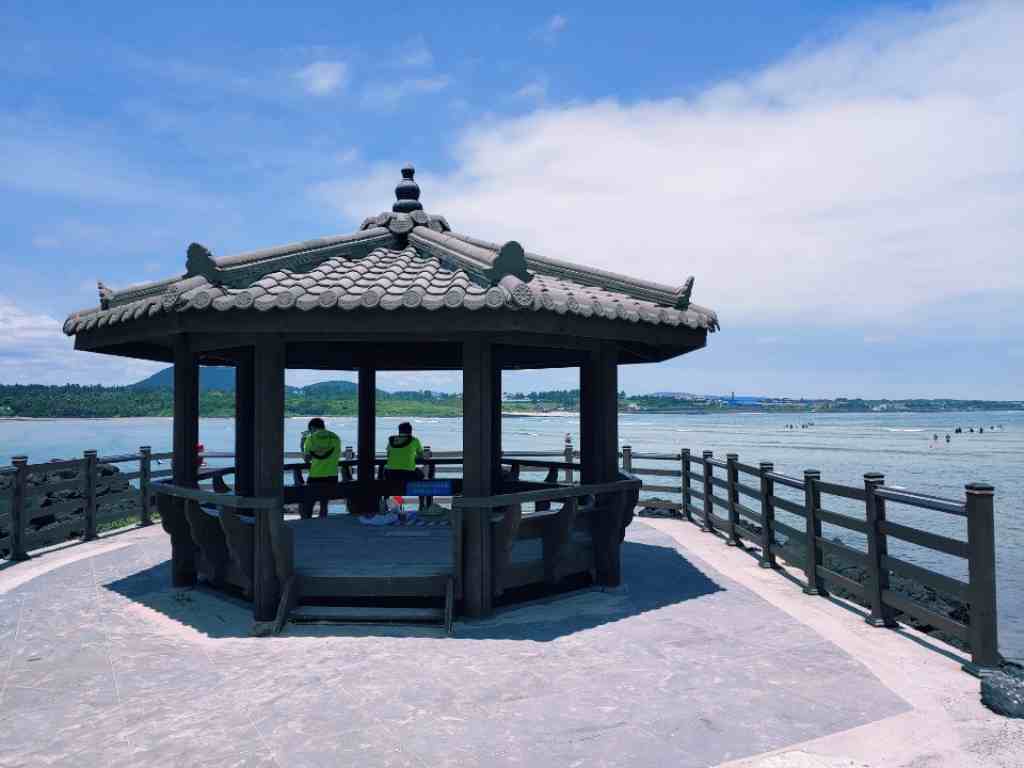 바닷가 정자