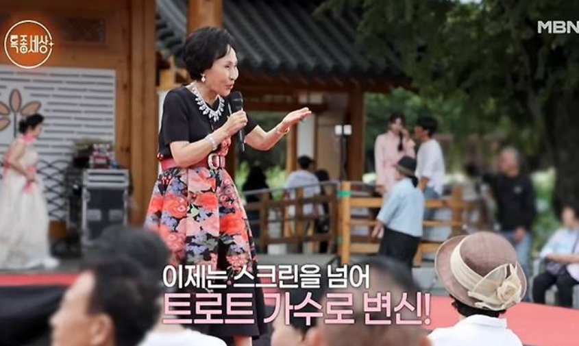 팔순에도 도전하는 김경애│트로트 무대 공연 장면