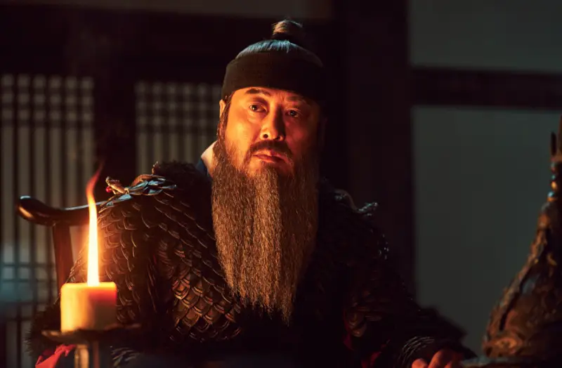 영화 노량- 어두운 밤 촛불을 바라보며 생각하는 이순신