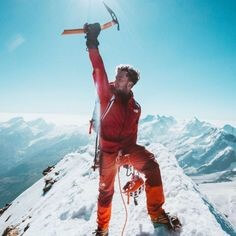 히말라야에-올라-손을-들고있는-등반객